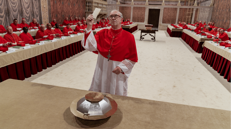 Cardeais fazem voto de segredo durante o conclave, no filme - Peter Mountain