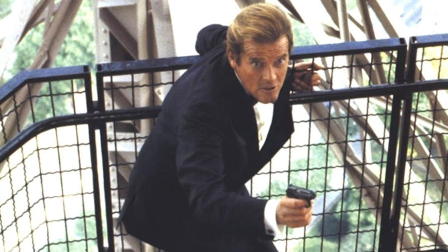 Roger Moore em cena de "007 - Na Mira dos Assassinos", em 1985; uma das armas levadas foi usada no filme - Reprodução