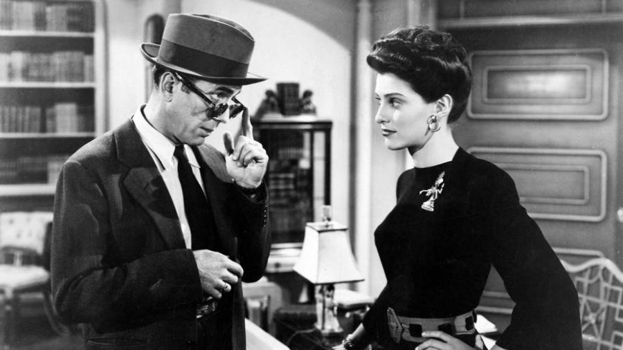 Sonia Darrin e Humphrey Bogart em cena de "À Beira do Abismo" - Reprodução