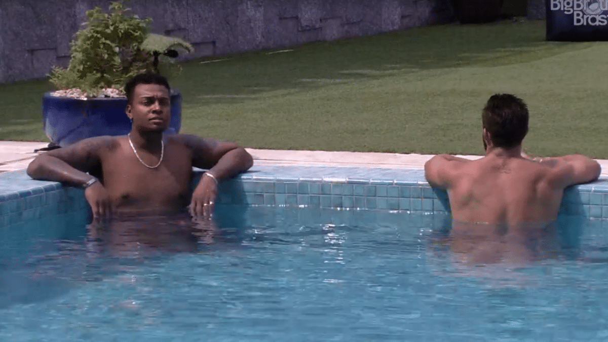 BBB 21: Nego Di e Arthur conversam na piscina - Reprodução/Globoplay