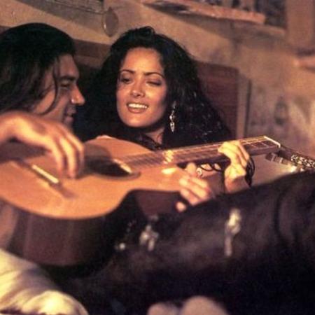 Salma Hayek e Antonio Banderas atuaram em "A Balada do Pistoleiro" (1995) - Reprodução