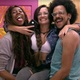 BBB 21: João e Camilla seguram Juliette no colo - Reprodução/ Globoplay