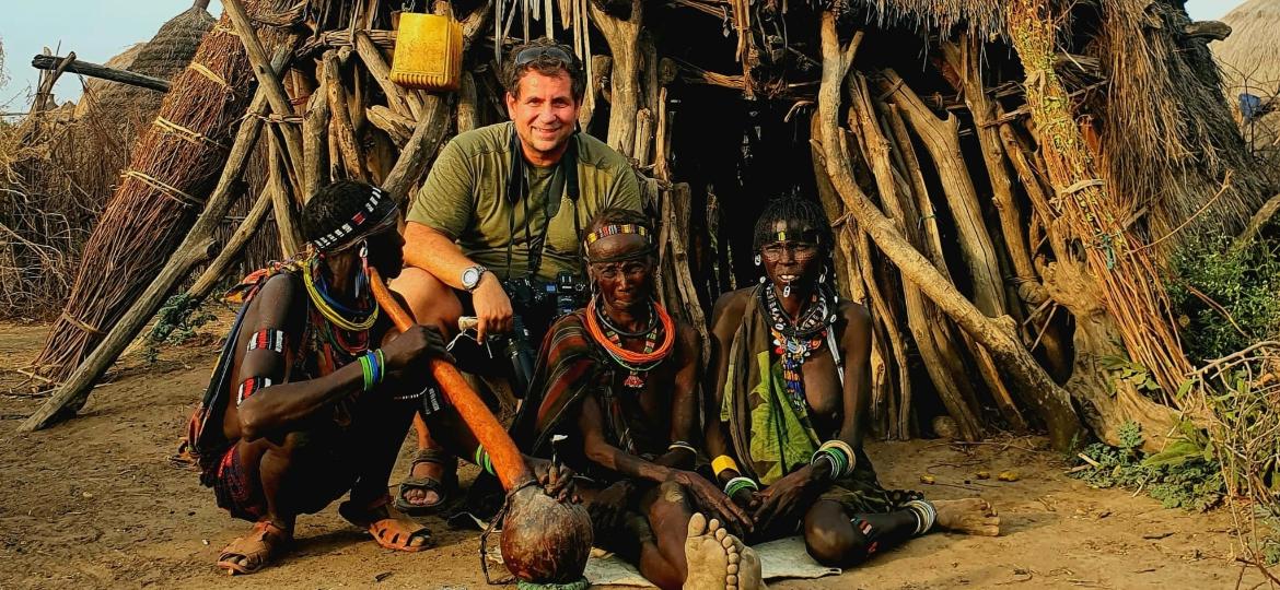 O fotógrafo em uma das tribos que conheceu no interior do Sudão do Sul - Arquivo pessoal