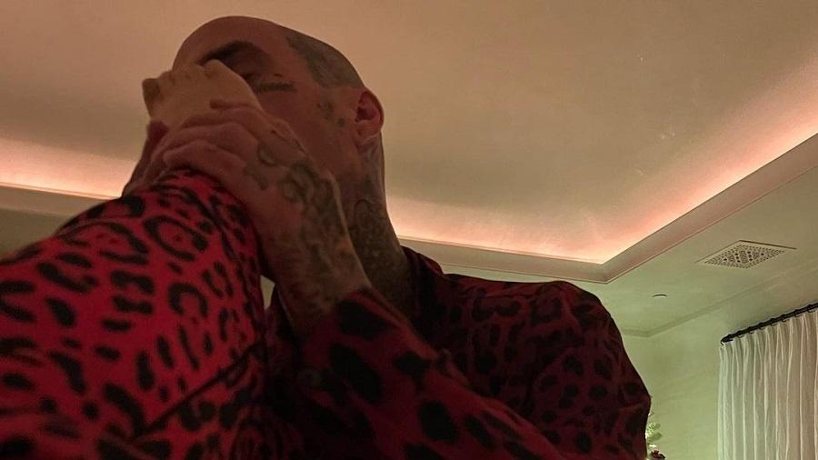 Baterista do Blink-182, Travis Barker chocou fãs com foto "lambendo" pé de Kourtney Kardashian - Reprodução/Instagram