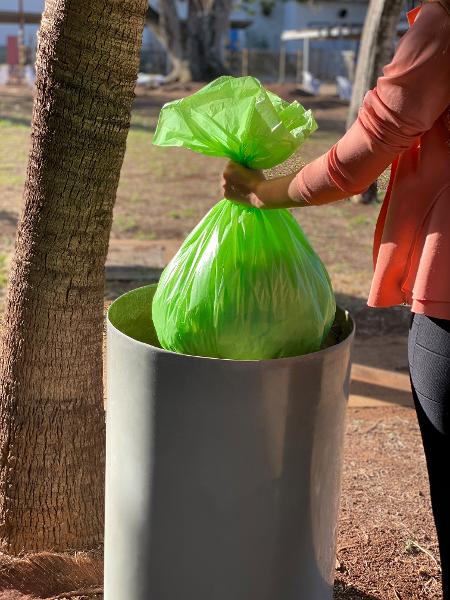 O saco Embalixo Carbono Zero é produzido com material renovável, cana-de-açúcar, e com materiais reciclados - Divulgação