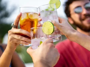Consumo de álcool: cresce número de quem dispensa beber e não perde a vibe