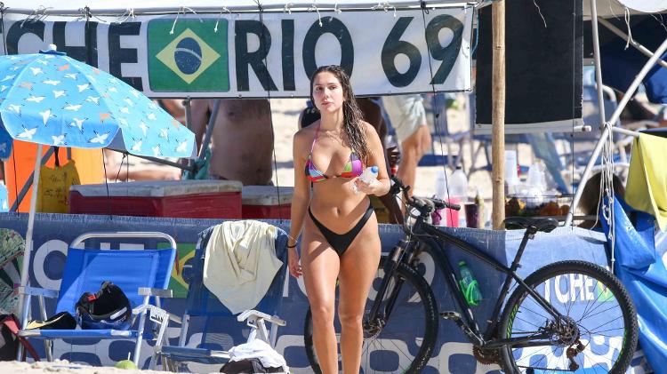Carol Portaluppi, filha de Renato Gaúcho, curte a praia de Ipanema zona sul do Rio de Janeiro