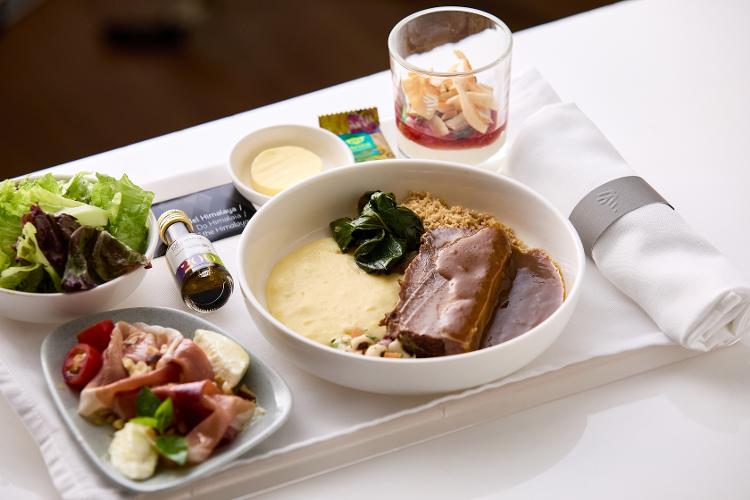"Sabor à Brasileira" e "Sabores que Transportam", programas do grupo que oferecem menus elaborados por chefs regionais a bordo de voos internacionais, foram destaques da edição de 2024 do Prêmio APEX "Sabor à Brasileira" e "Sabores que Transportam", programas do grupo que oferecem menus elaborados por chefs regionais a bordo de voos internacionais, foram destaques da edição de 2024 do Prêmio APEX