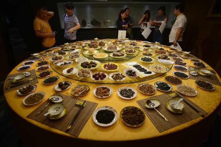 Um mostruário de pedra do que seria o mítico Banquete Imperial Manchu-Han, preparado para o 4º China (Hunan) Mineral & Gem Show, em 2016, em Chenzhou, na China