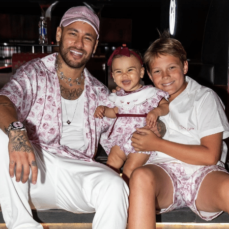 Neymar publica foto ao lado de Mavie e Davi Lucca