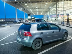 R$ 1 mi de estacionamento: VW Golf misterioso segue há 1 ano em aeroporto