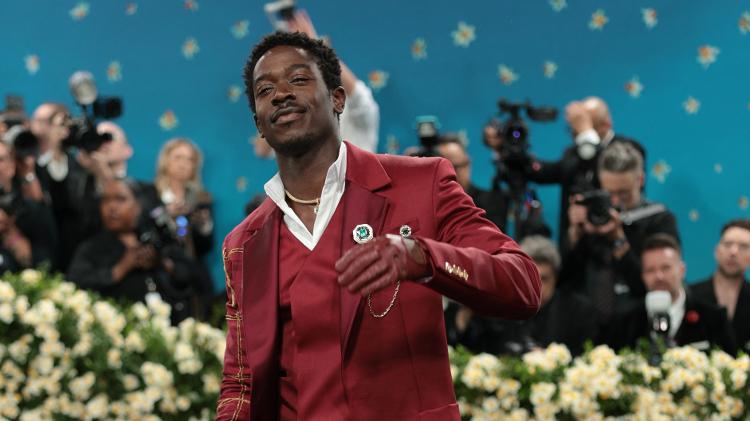 Damson Idris posa no Met Gala 2025 Damson Idris posa no Met Gala 2025