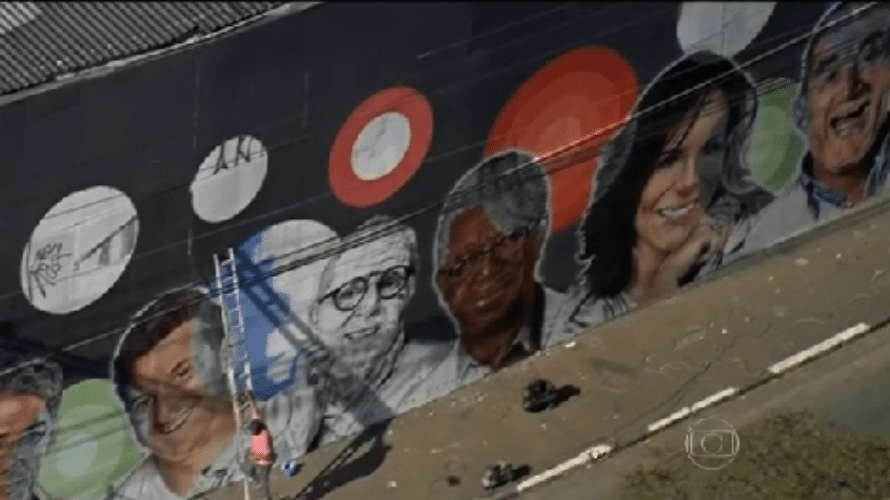 13.ago.2015 - Cinco grafiteiros trabalham na pintura de jornalistas e artistas da Globo em um muro da Marginal Tietê, na Barra Funda, bairro localizado na zona Oeste de São Paulo, próximo à sede da Record, a sua principal concorrente na TV aberta. O trabalho é uma homenagem dos profissionais aos 50 anos da emissora, completados em abril.