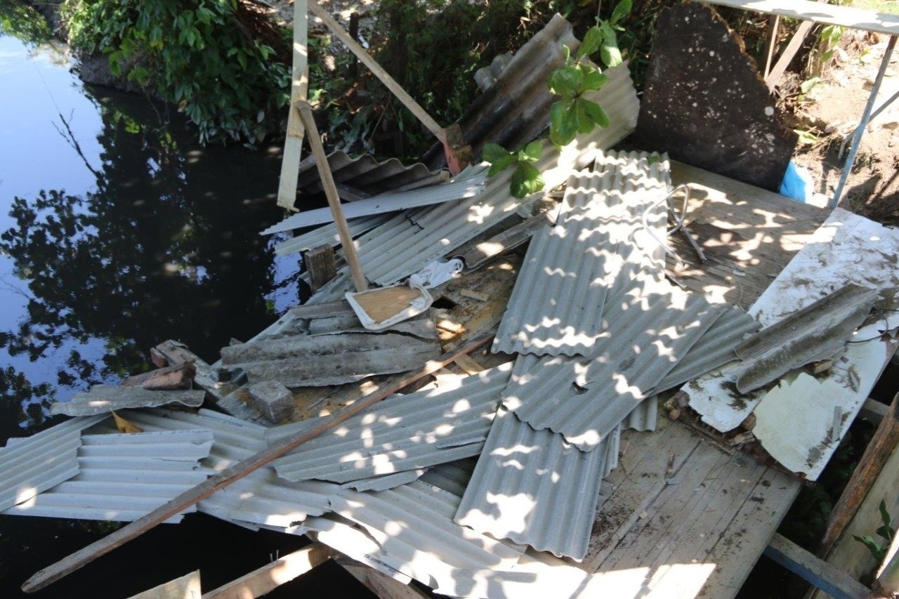 18.set.2015- No início da tarde desta sexta, a Secretaria de Ordem Pública (Seop) do Rio e guardas municipais foram até a região da Cidade do Rock para desmontar os banheiros improvisados pelo morador Moisés Cavalcanti do lado de fora do evento - Zulmair Rocha/UOL