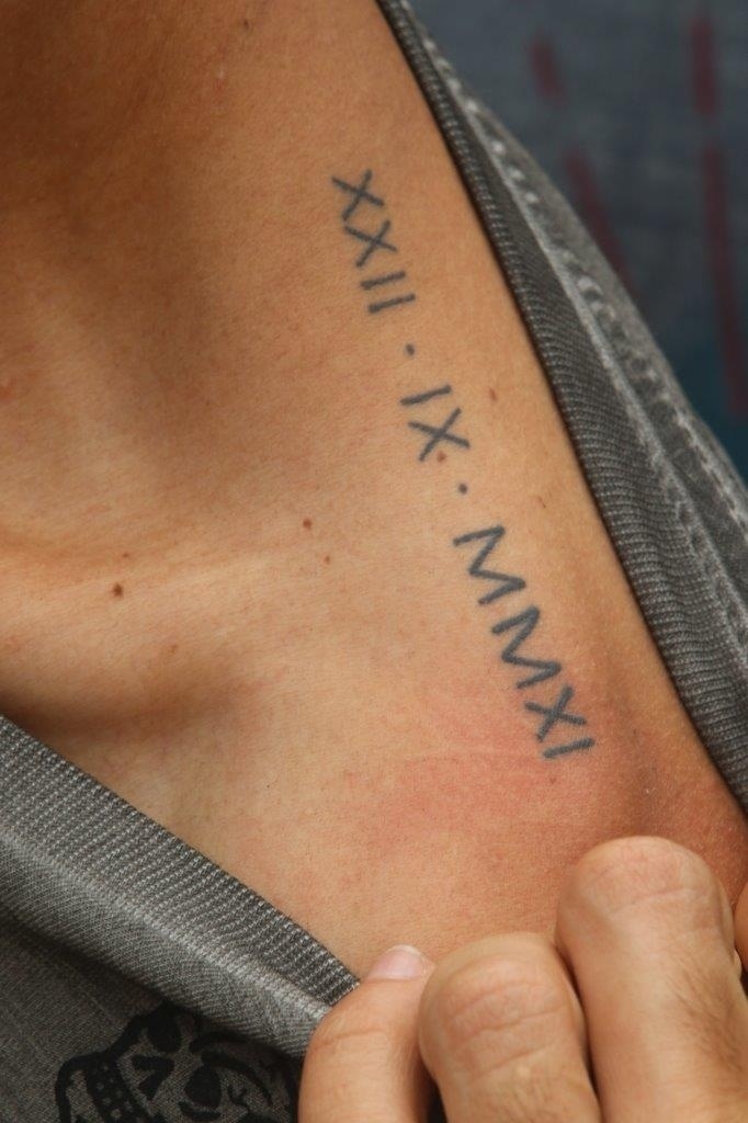 26.set.2015 - Fãs mostram tatuagem em homenagem à cantora Rihanna - Zulmair Rocha/UOL