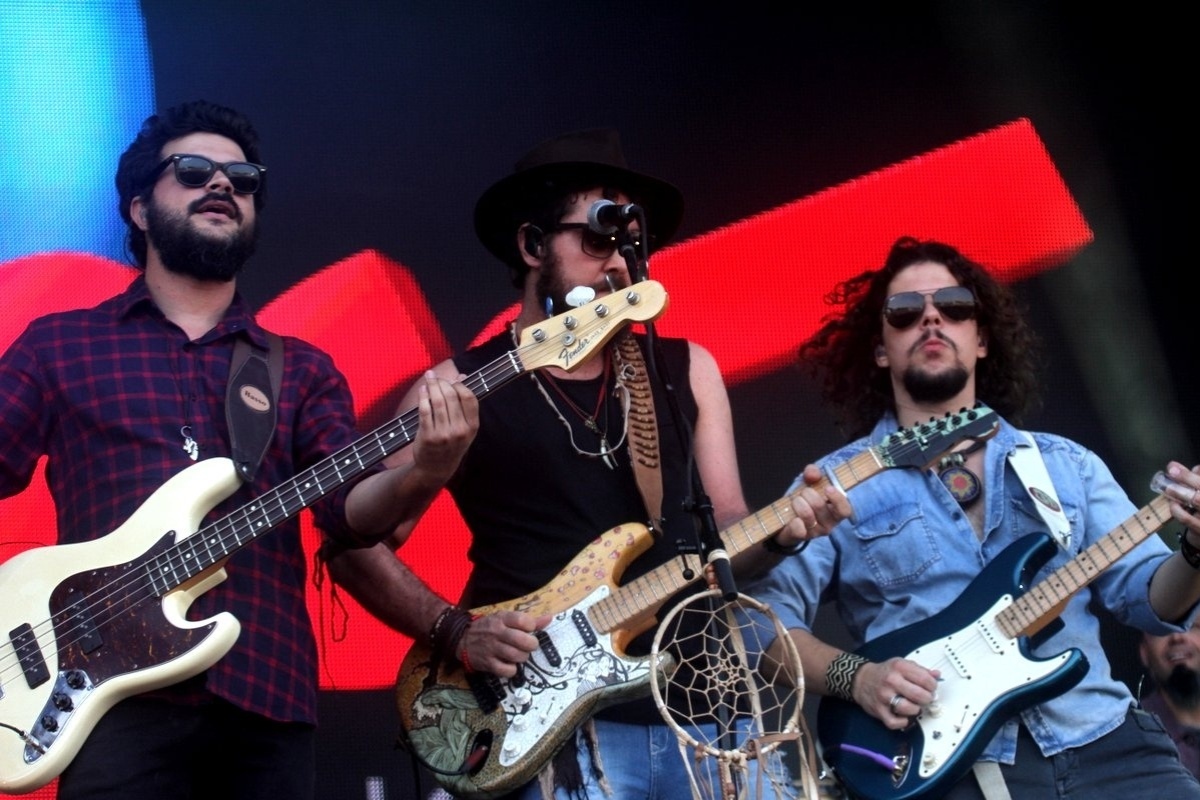 27.set.2015 - A banda Suricato, que convidou Raul Midón, abre o palco Sunset do último dia de shows do festival Rock in Rio 2015. - Foto Rio News