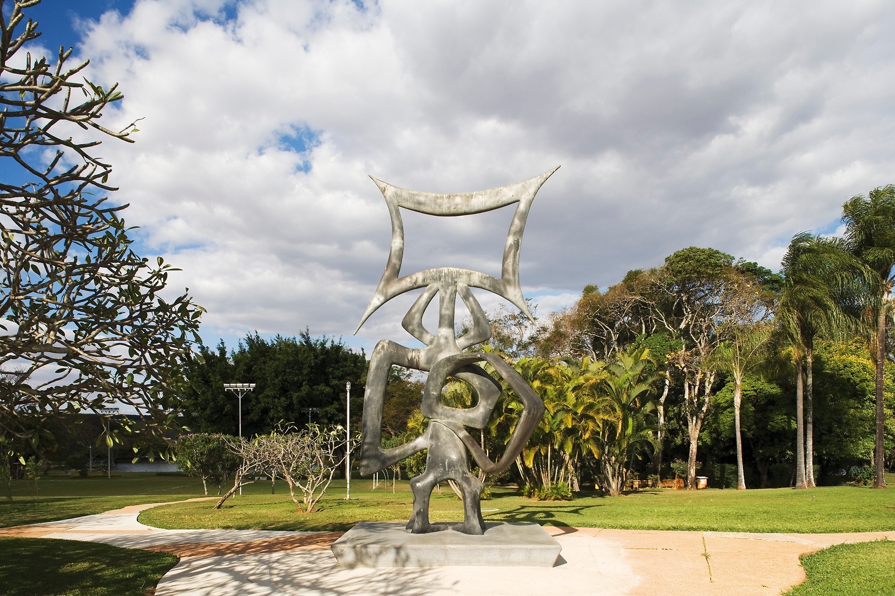A parte preservada dos jardins do Palácio da Alvorada exibe esculturas de grande porte, como a intitulada "O Rito do Ritmo", da artista Maria Martins - Leonardo Finotti/ UOL