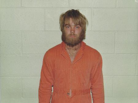 Cena do documentário "Making a Murderer" mostra Steven Avery com uniforme de presidiário à época de sua primeira condenação, em 1985, por estuprar Penny Bernstein - Divulgação/Netflix 