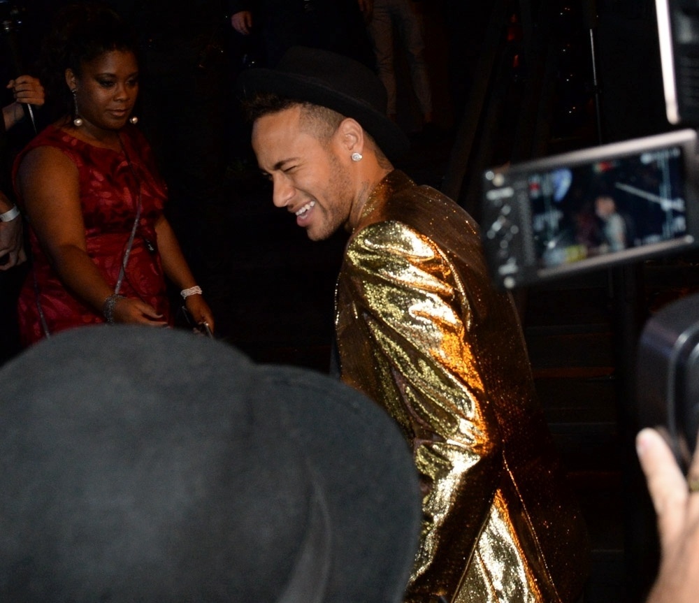 7.mar.2016 - Neymar fala com a imprensa ao chegar para a festa de aniversário da irmã Rafaella Santos, no Villa Mix, em São Paulo - Francisco Cepeda/AgNews