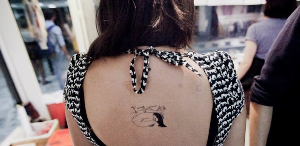 Tatuagem temporária da marca Uni em parceria com a artista Ana Teixeira - Diego Rodrigues/Divulgação