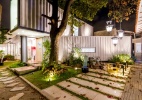 Com 55 m², mini-casa é estruturada por contêineres e assegura estilo e conforto - Alvaro Mier/ Divulgação