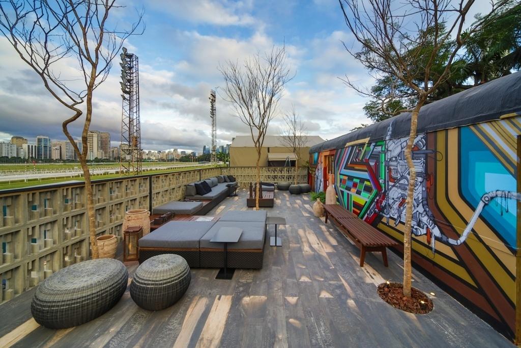 O arquiteto Léo Shehtman assina o ambiente Expresso Déco (à dir.), um lounge desenvolvido em um vagão de trem da antiga Estrada de Ferro Sorocabana, datado de 1945 - Divulgação