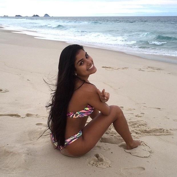 06.jun.2016 - Fãs e mais fãs pelo Brasil. Campeã do "BBB16", Munik comemorou nesta segunda-feira (6) a marca de mais de  dois milhões seguidores nas redes sociais. Morando no Rio de Janeiro, há um mês, ela postou no Instagram uma foto na praia e agradeceu na legenda: "2.3M é muito amor! Muito obrigada por tudo. Amo vocês" - Reprododução/Instagram/@munikbnoficial