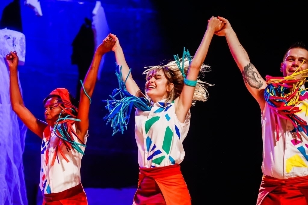 05.ago.2016 -  Maria Casadevall agrade a presença do público ao final da peça "Haiti Somos Nós", na Galeria Olido, centro de São Paulo - Edson Lopes Jr. /UOL