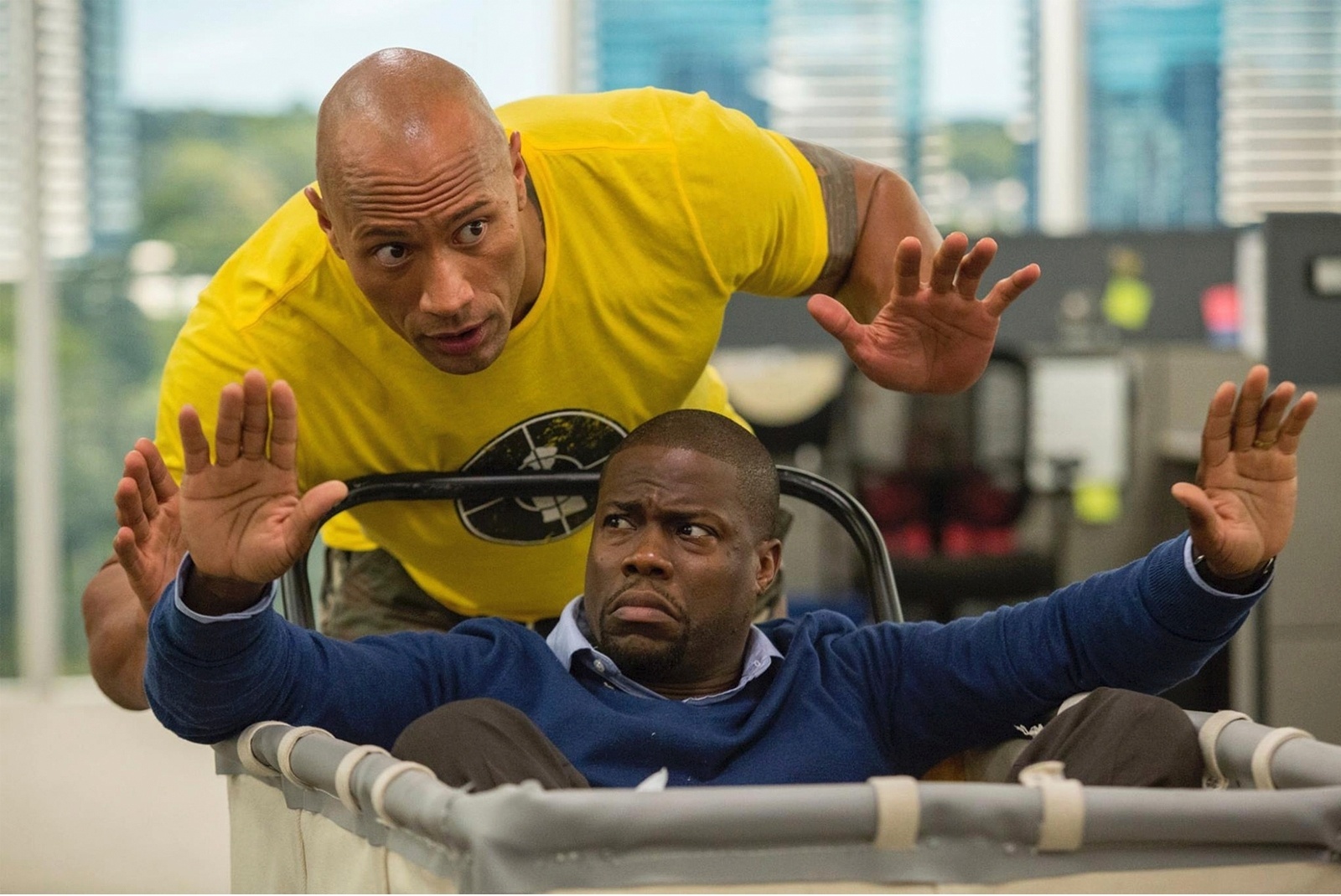 Na comédia de Rawson Marshall Thurber, o agente da CIA (Dwayne Johnson) agora volta a se encontrar com os amigos do colégio e acaba pedindo ajuda do antigo “grande homem no campus” (Kevin Hart) - Divulgação
