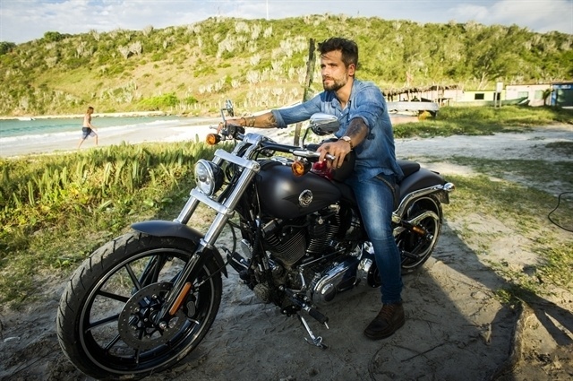 Mario De Angeli (Bruno Gagliasso) é  impulsivo e até um pouco imaturo, mas quando se descobre apaixonado por Alice (Giovanna Antonelli), ele tenta mudar seu jeito de garotão para conquistar o coração da ?Sargento Sardinha? ? apelido de infância da amiga de infância Alice - João Miguel Júnior/TV Globo