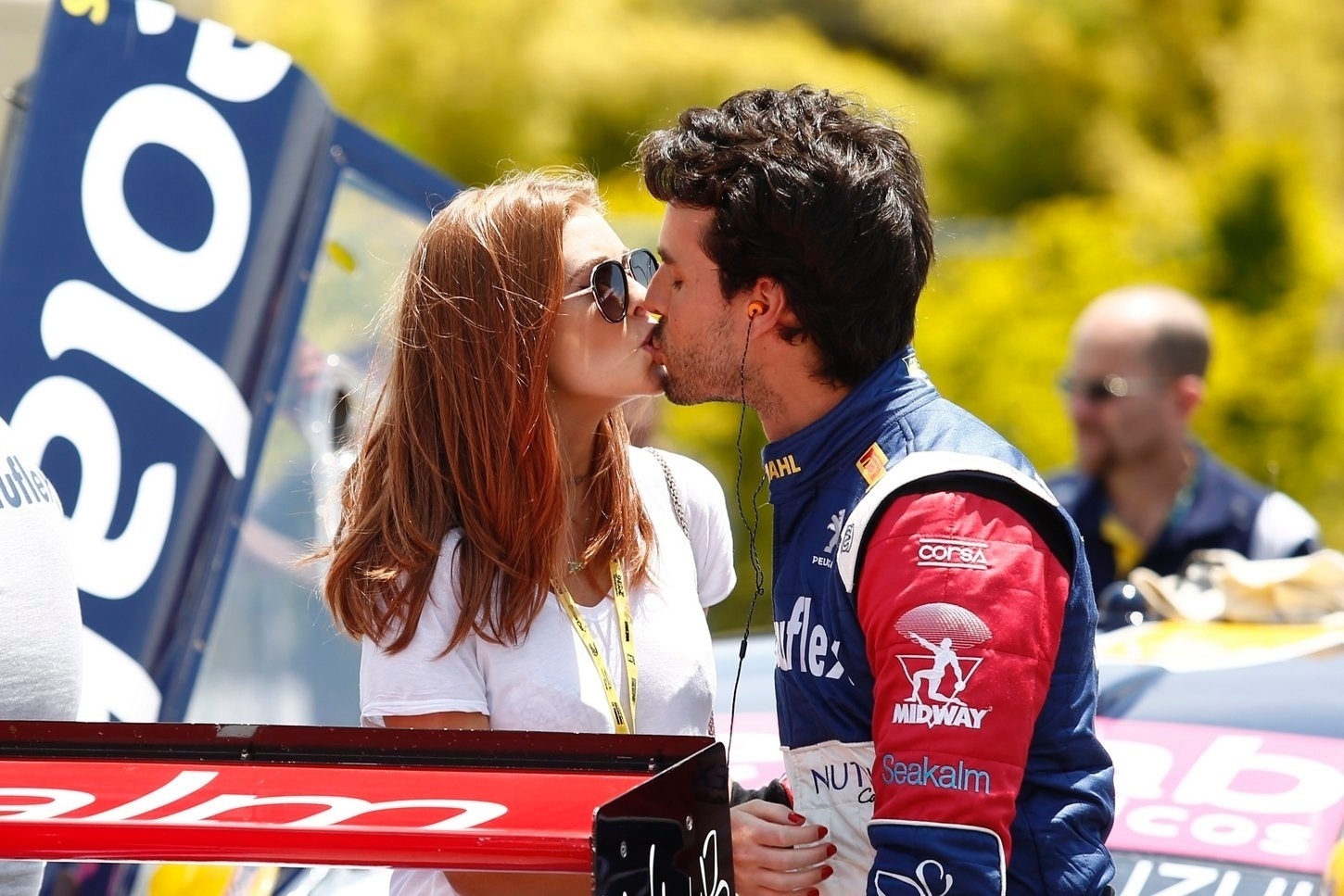 16.out.2016 - Marina Ruy Barbosa troca beijos com o noivo, o piloto Xandinho Negrão, neste domingo. - Paulo Lisboa/BPP/AgNews