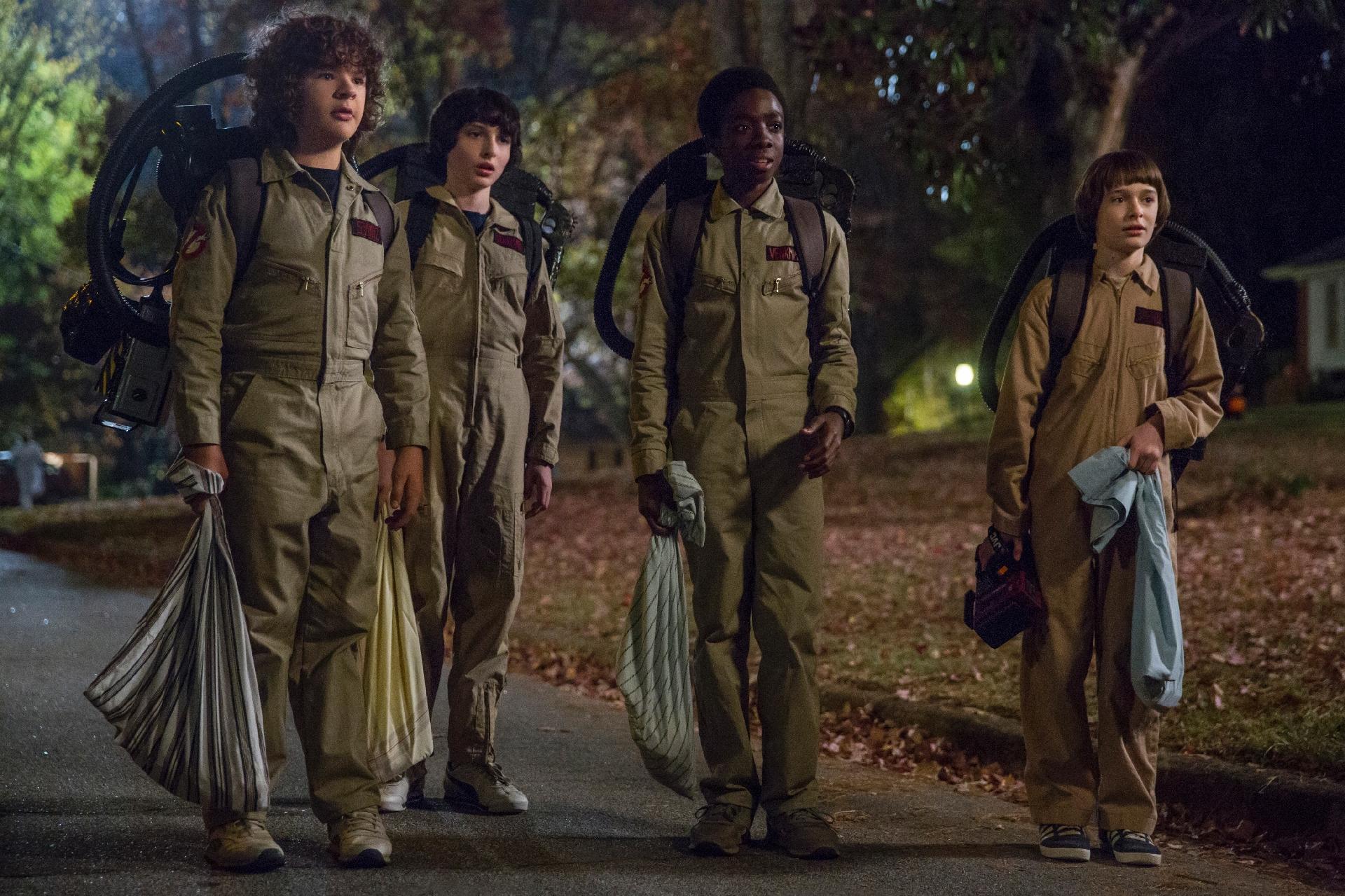 Vestidos de Caça-Fantasmas, Mike (Finn Wolfhard), Dustin (Gaten Matarazzo), Lucas (Caleb McLaughlin) e Will (Noah Schnapp) parecem estar surpresos em cena da segunda temporada de "Stranger Things" - Divulgação