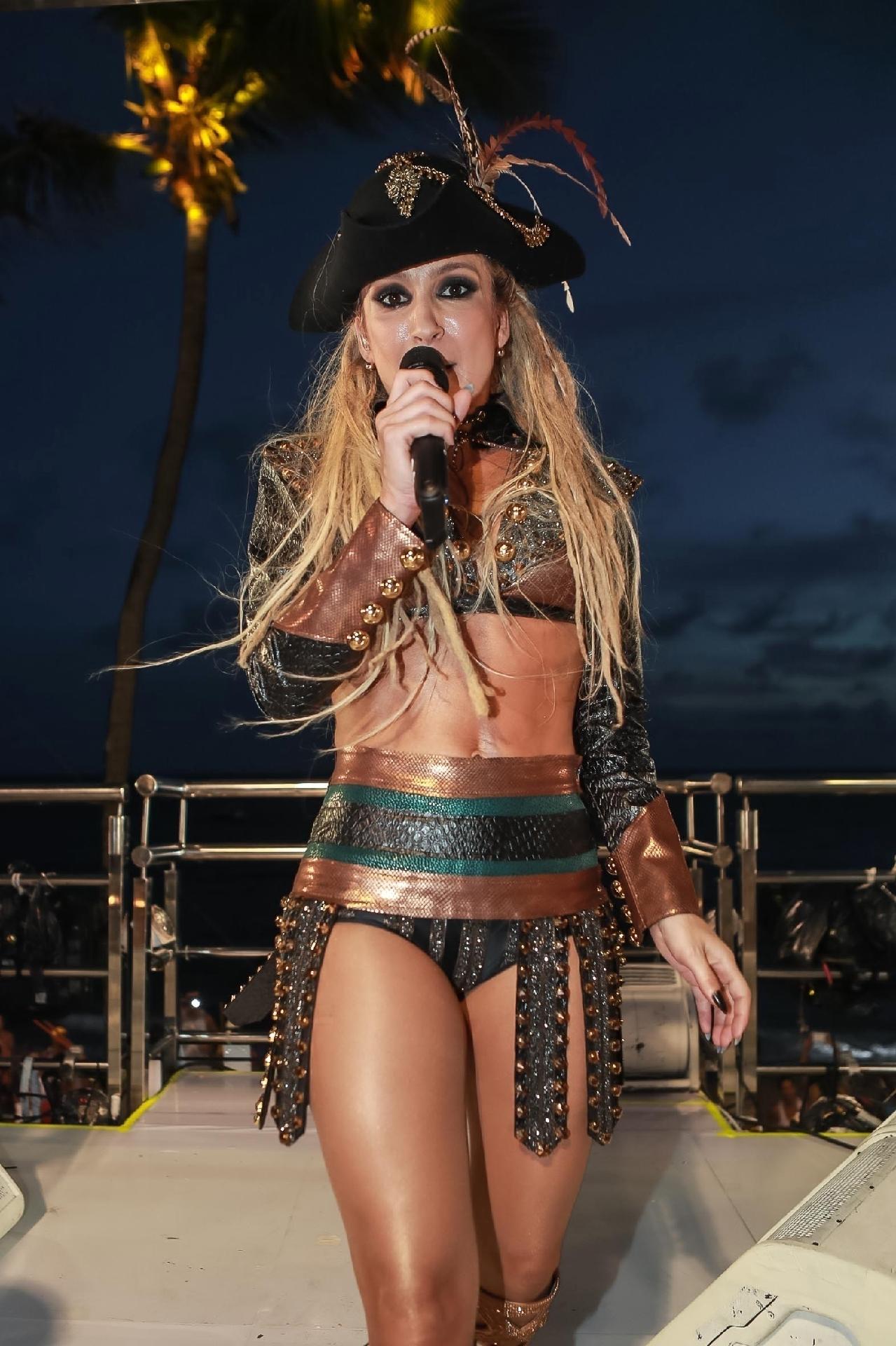Claudia Leitte escolheu uma fantasia de pirata sensual para o último dia de seu bloco em Salvador - Raphael Castello/AgNews