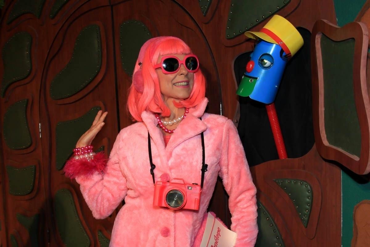 Angela Dip se veste de Penélope, a famosa jornalista da peruca cor de rosa do programa "Castelo Rá-Tim-Bum" - Marcos Ribas/Brazil News