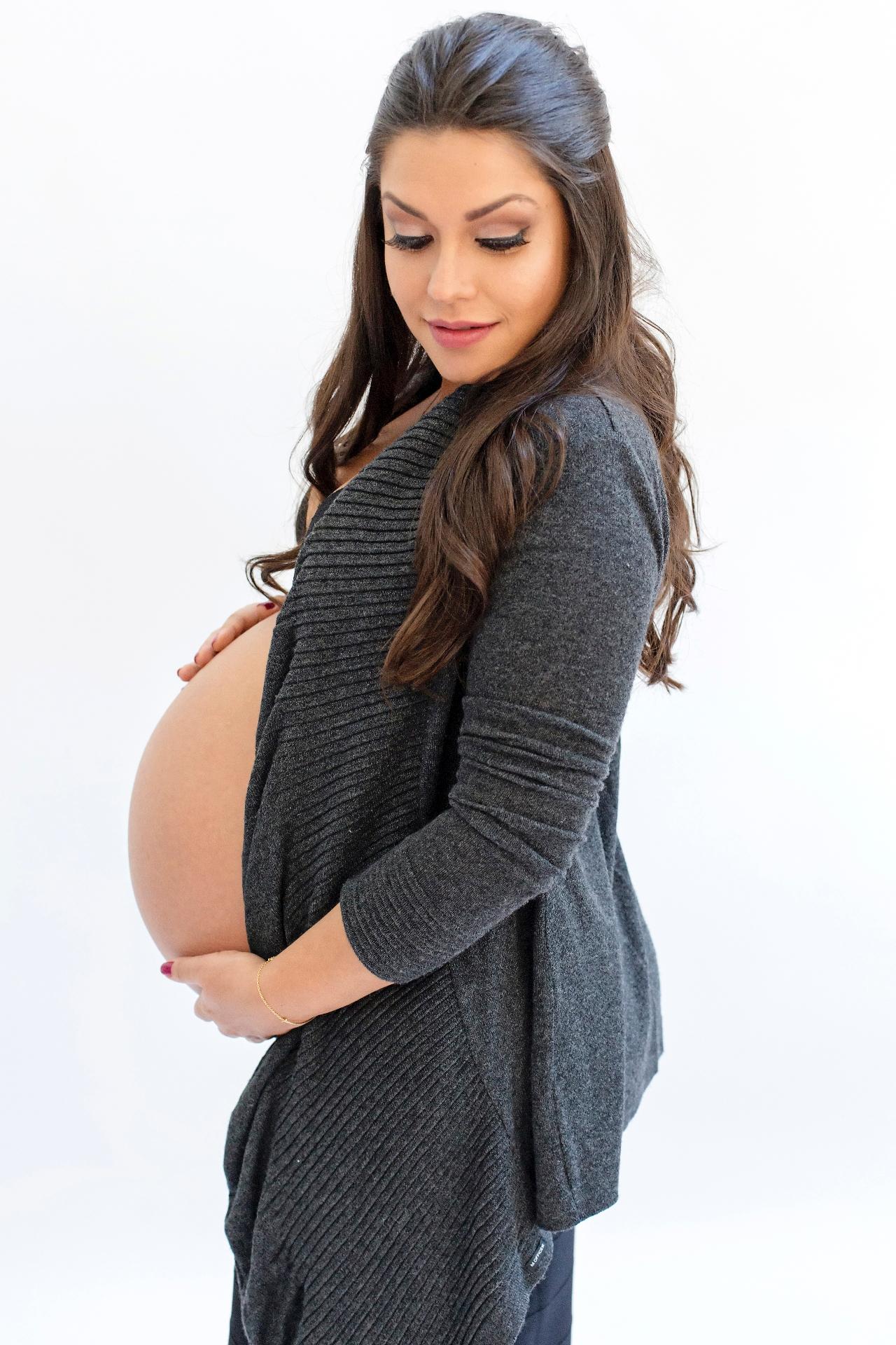 Gravidíssima, Thais Fersoza posa exibindo o barrigão - Thalita Castanho/Divulgação