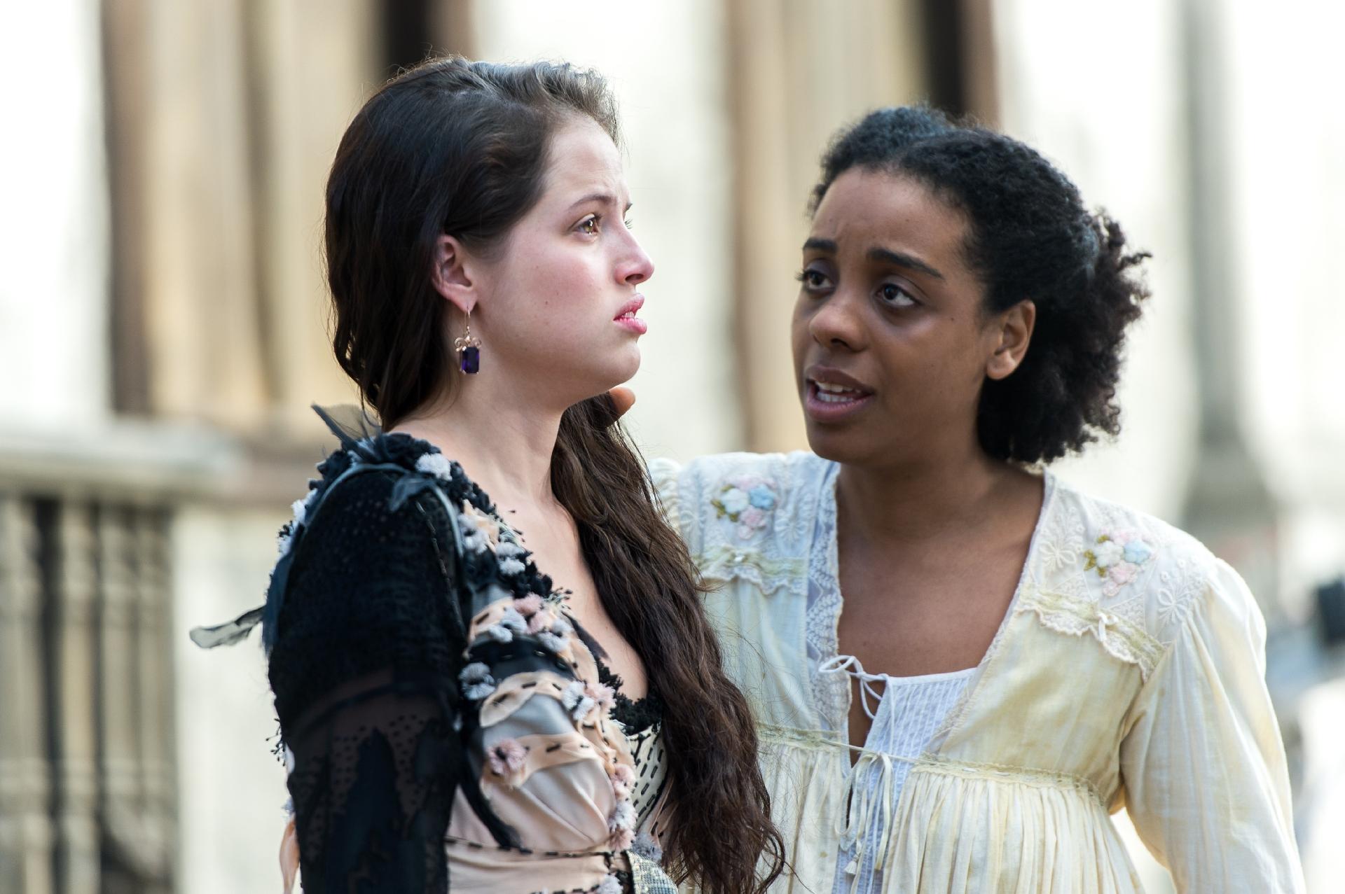 Domitila (Agatha Moreira) se assusta com uma pedra que atravessa a vidraça e descobre que sua casa foi pichada em "Novo Mundo" - Raquel Cunha/TV Globo