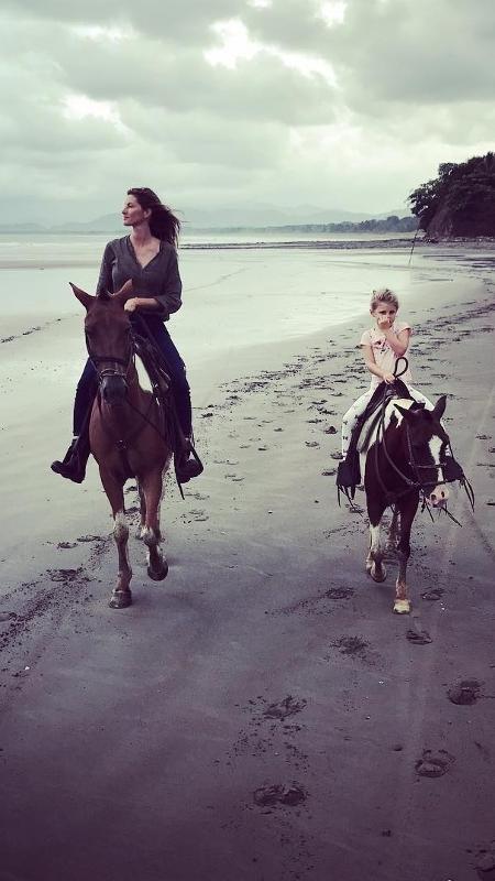 Gisele Bündchen cavalga com a filha, Vivian, em foto publicada pelo marido, Tom Brady - Reprodução/Instagram/tombrady