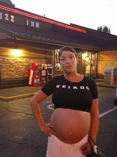 Charisha Gobin está grávida de sete meses de gêmeos e foi proibida de entrar em um restaurante por conta da roupa - Reprodução/Facebook