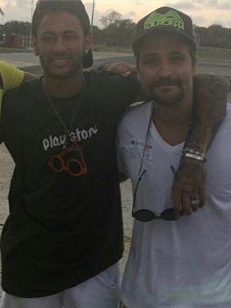 Neymar posa ao lado de Bruno Gagliasso em Noronha (PE) - Reprodução/Instagram