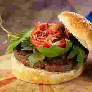 https://comidasebebidas.uol.com.br/receitas/2014/04/26/hamburguer-de-costela-com-tomate-assado-e-rucula.htm