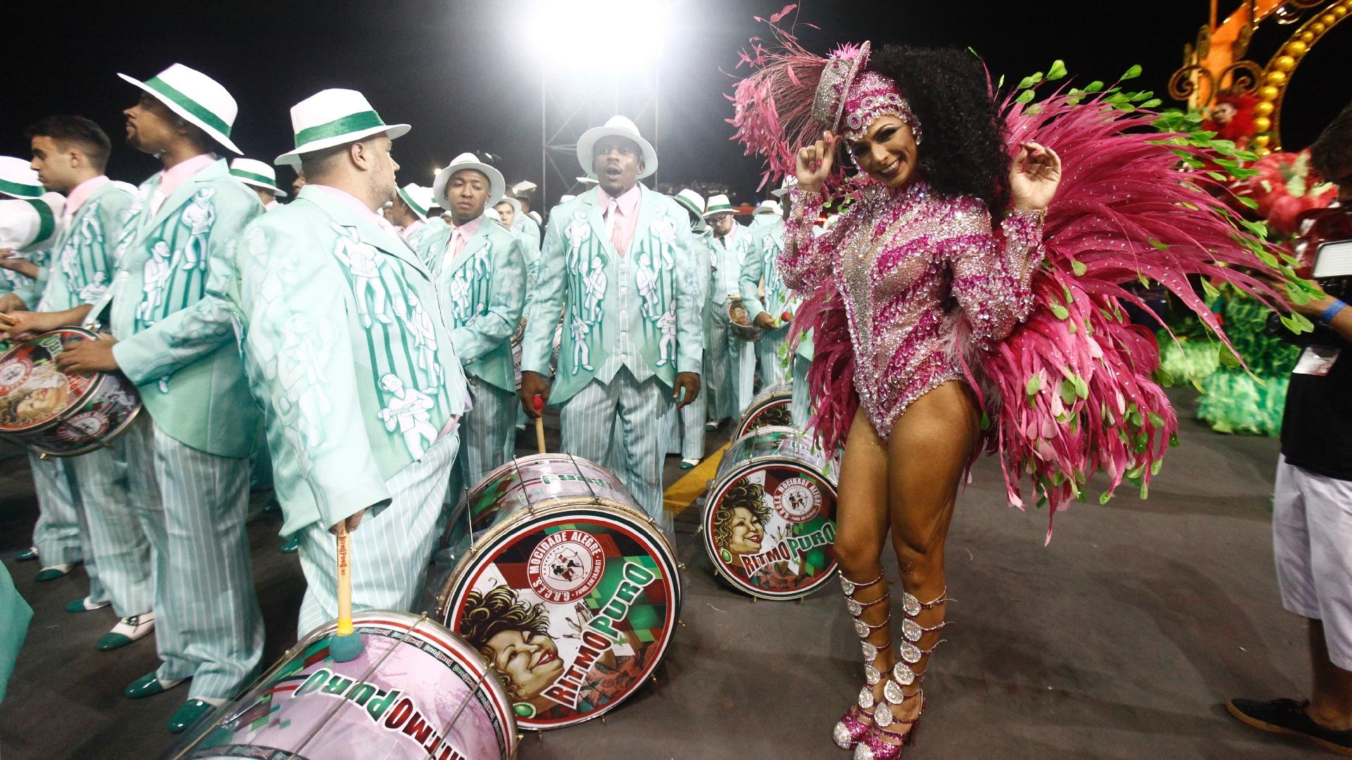 Rainha de bateria da Mocidade, Aline Oliveira entrou na avenida com uma fantasia cheia de joias - Ricardo Matsukawa/UOL
