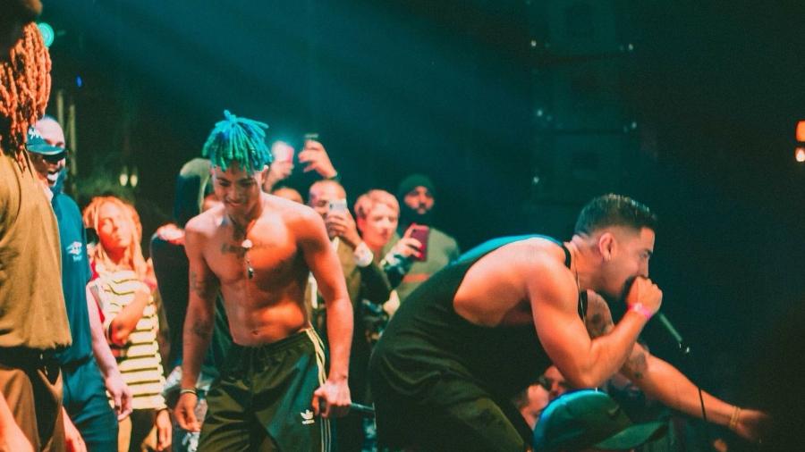 XXXTentacion (à esquerda) e Rio Santana cantam juntos em show nos Estados Unidos - GreenMonkey