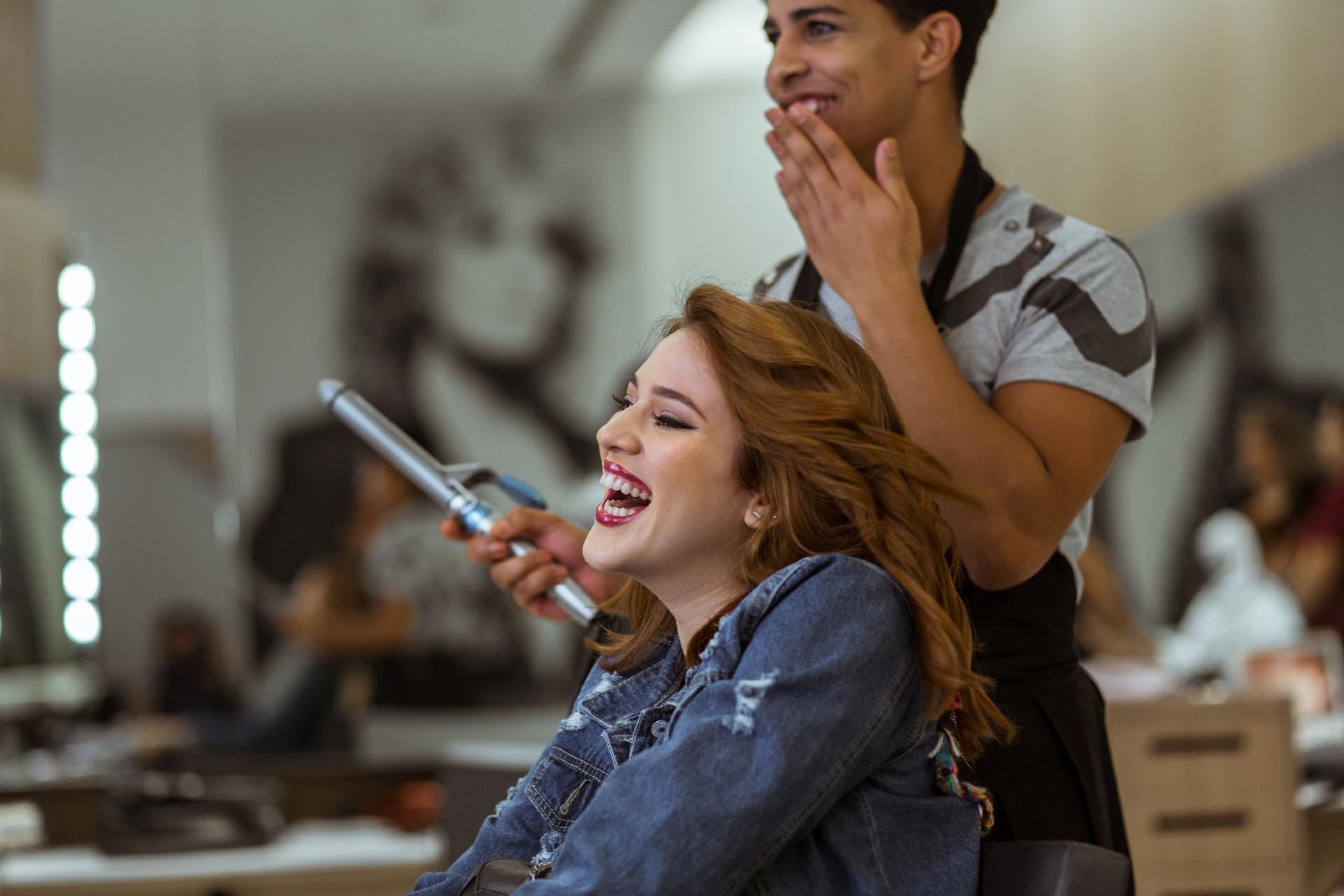 Os fios ruivos de Ana Clara são sucesso e clientes já procuraram Otálio Lameiro para fazer o mesmo corte, o long bob - Ricardo Borges/UOL