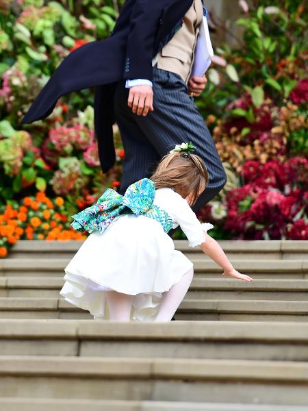 A princesa Charlotte deu uma escorregada na entrada da Capela de São Jorge, em Windsor - Getty Images
