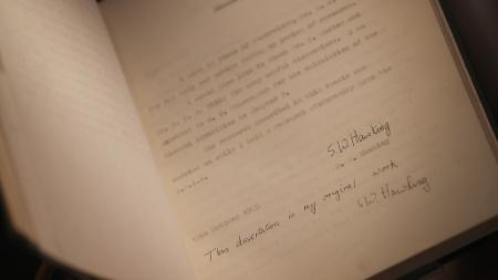 Tese de doutorado autografada pelo físico Stephen Hawking - Daniel Leal-Olivas/AFP