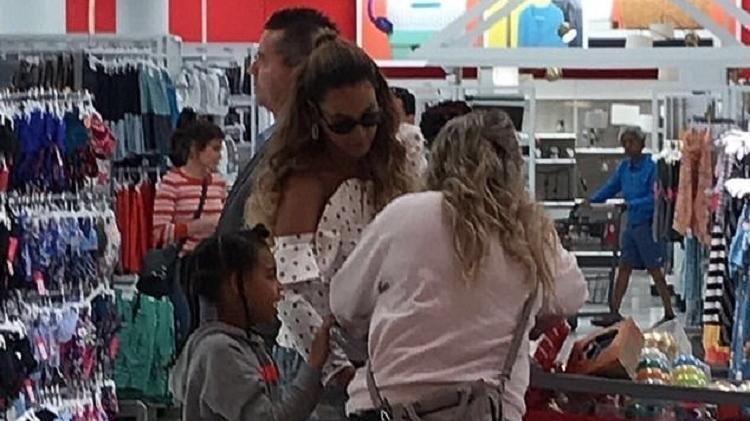 Beyoncé é flagrada em supermercado em março - Reprodução/Twitter - Reprodução/Twitter