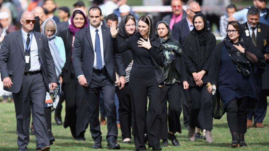 A primeira-ministra da Nova Zelândia, Jacinda Ardern, veste véu para visitar mesquita  - Getty Images