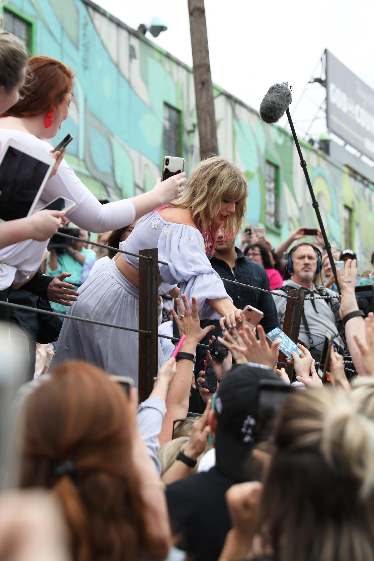 A ideia de Taylor Swift era pegar seus fãs de surpresa, mas eles sacaram que ela estava preparando algo e apareceram em peso - Leah Puttkammer/Getty Images