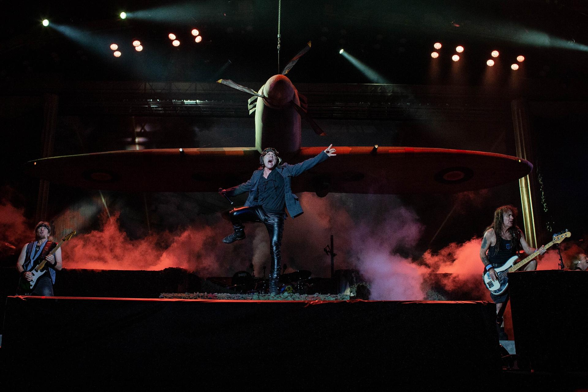 Vocalista Bruce Dickinson durante apresentação da banda Iron Maiden no palco Mundo no quinto dia do Rock in Rio - Eduardo Anizelli/Folhapress