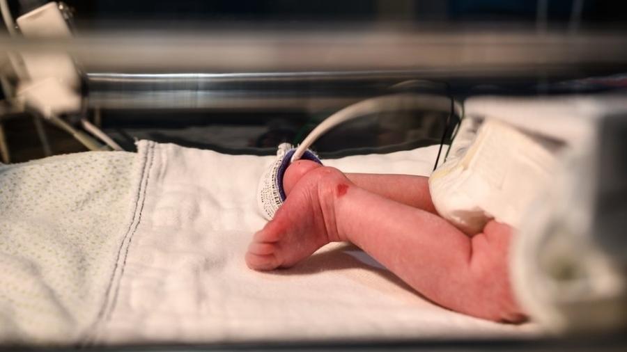 Bebê está sendo cuidado pela equipe da UTI neonatal do hospital - Getty Images/BBC